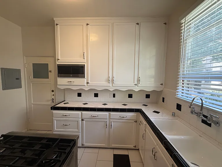 1047 S Orange Grove Ave #1 — Photo 11