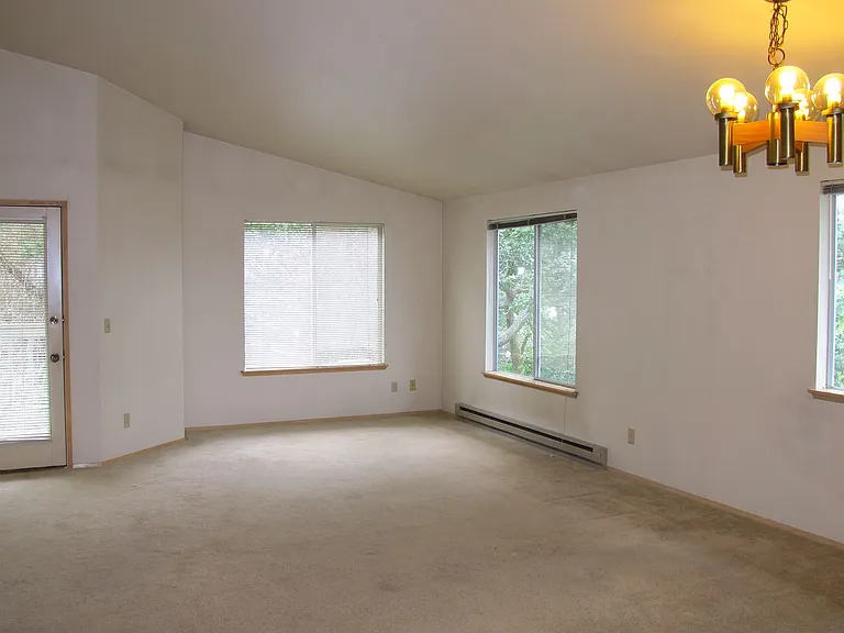 950 SE Ireland St — Photo 20