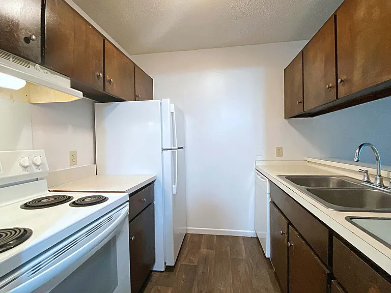 Holiday Acres Apartments — Photo 40