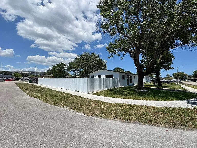2251 NW 193rd Ter — Photo 7