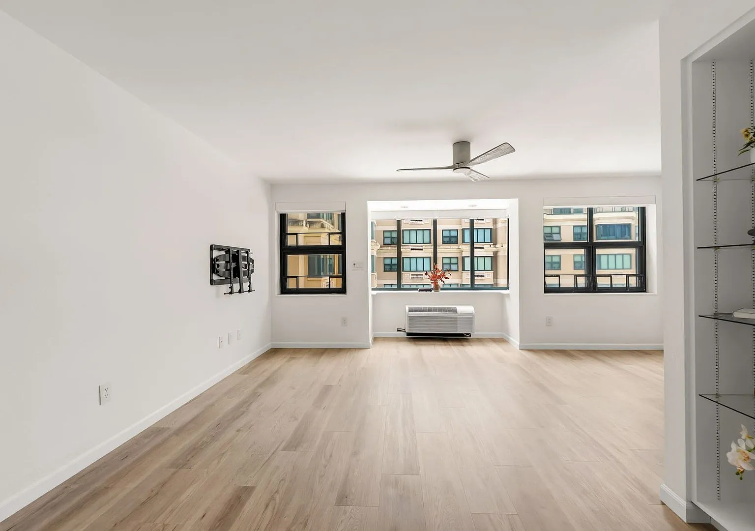 Honuakaha - Renovated Studio with one assigned parking stall — Photo 3