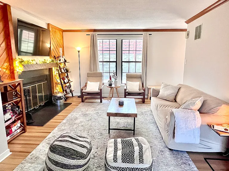 Cozy living room w fireplace