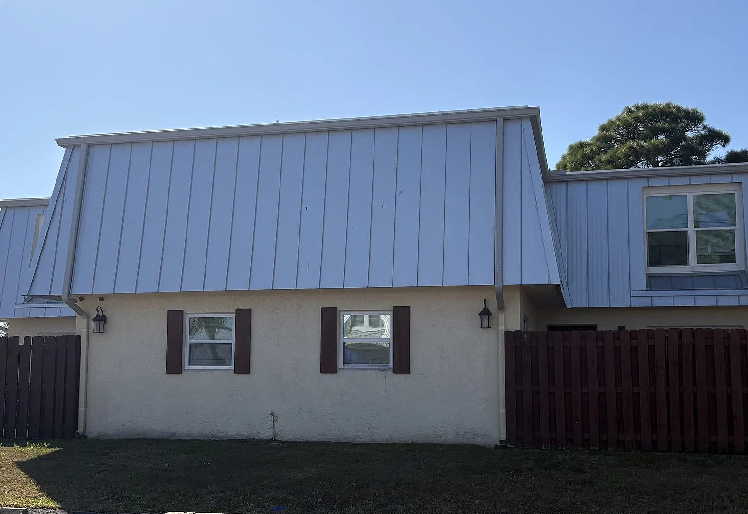 2 Bedroom 1.5 Bath 2 Story Townhouse — Photo 1