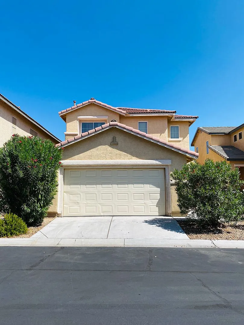 Gated Community, Beautiful 2 Story Home! One Bedroom Downstairs, Laminate Wood Flooring Throughou... — Photo 1