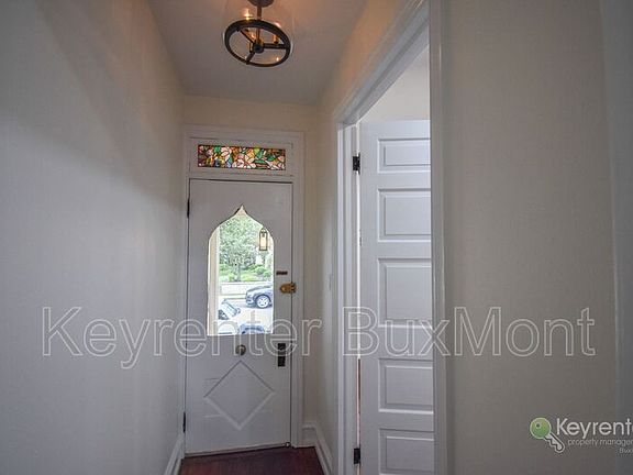 4th image of 108 E Washington Ave