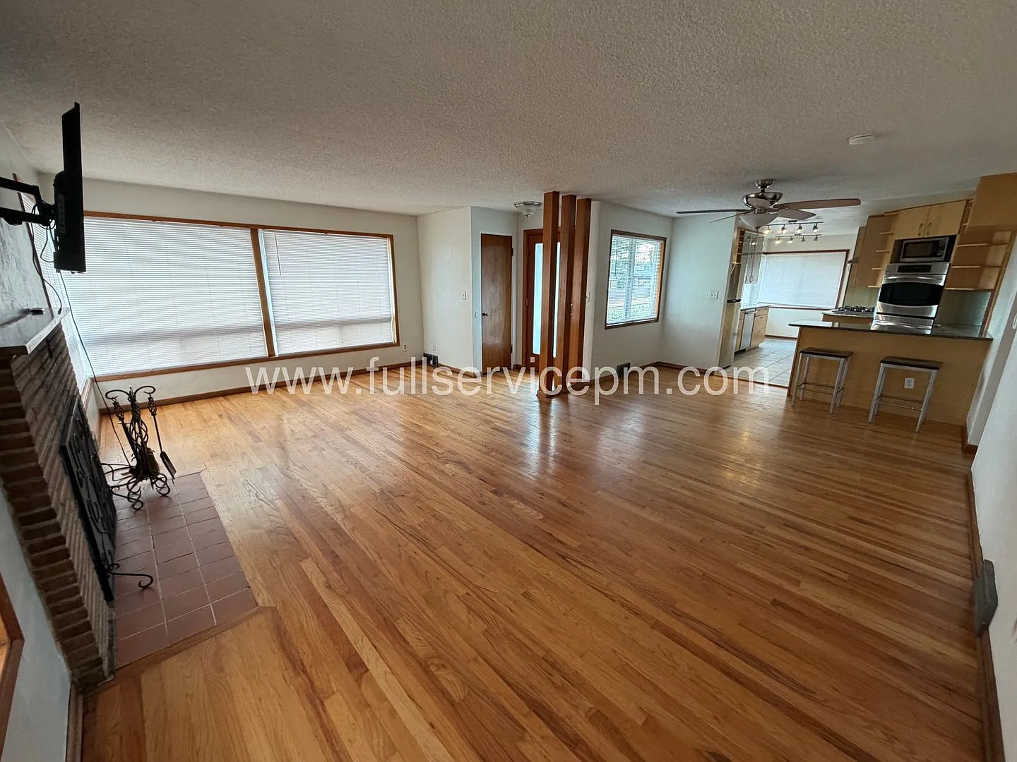 Spacious Beacon Hill Home With Huge Fenced Yard, Hot Tub & Garage! — Photo 4