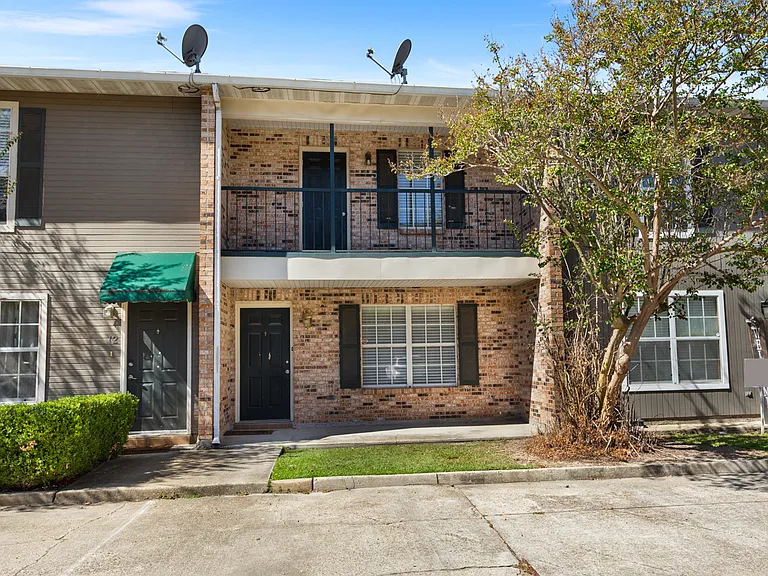 4624 Parkoaks Dr — Photo 1