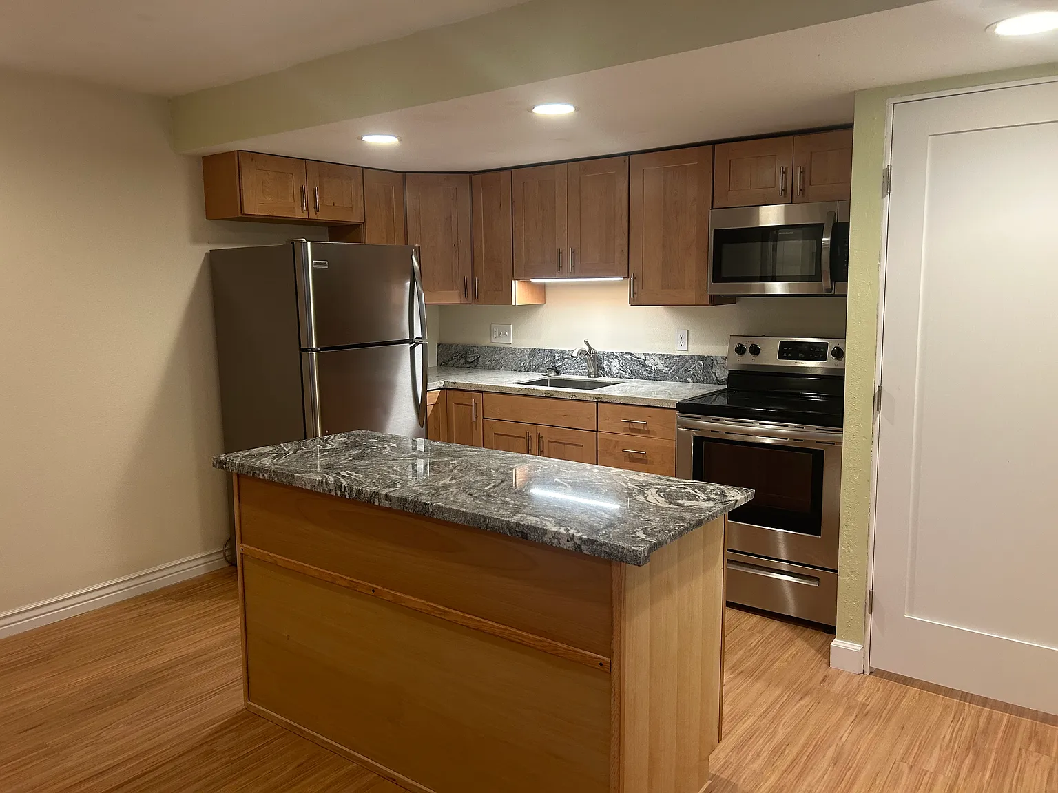 Studio, 400 sqft, $1,250 — Photo 3