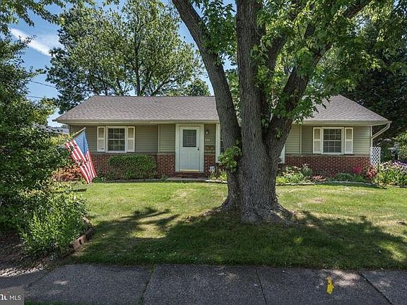 3rd image of 406 Oak Dr