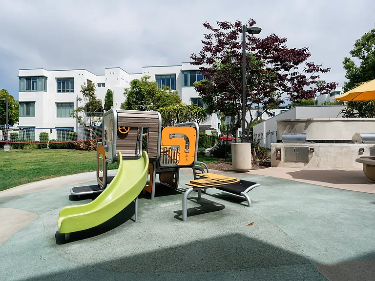 Dylan Point Loma Apartments — Photo 8