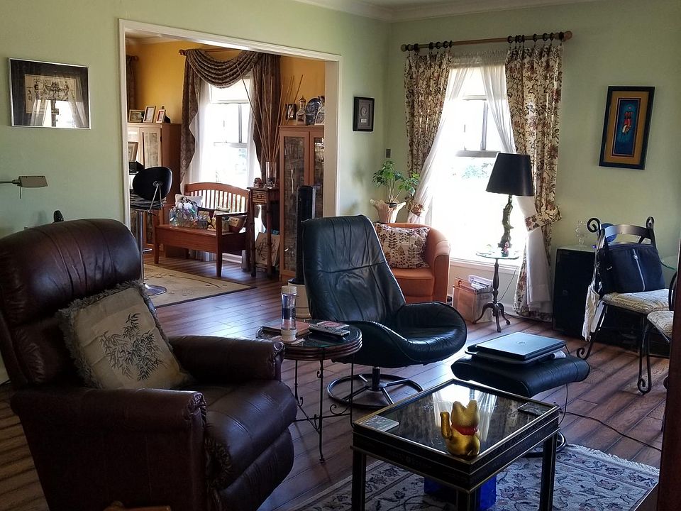 Great ocean view from living room & dining room