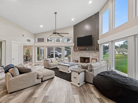 2nd image of 543 W Park Manor Dr