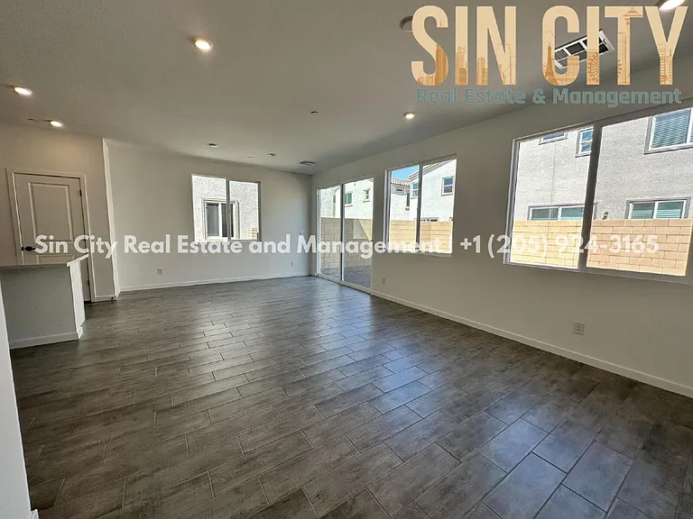 878 Benning St — Photo 14