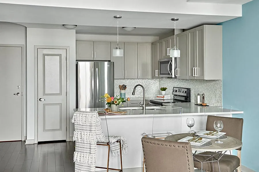 Contemporary 42" cabinets and mosaic tile backsplash