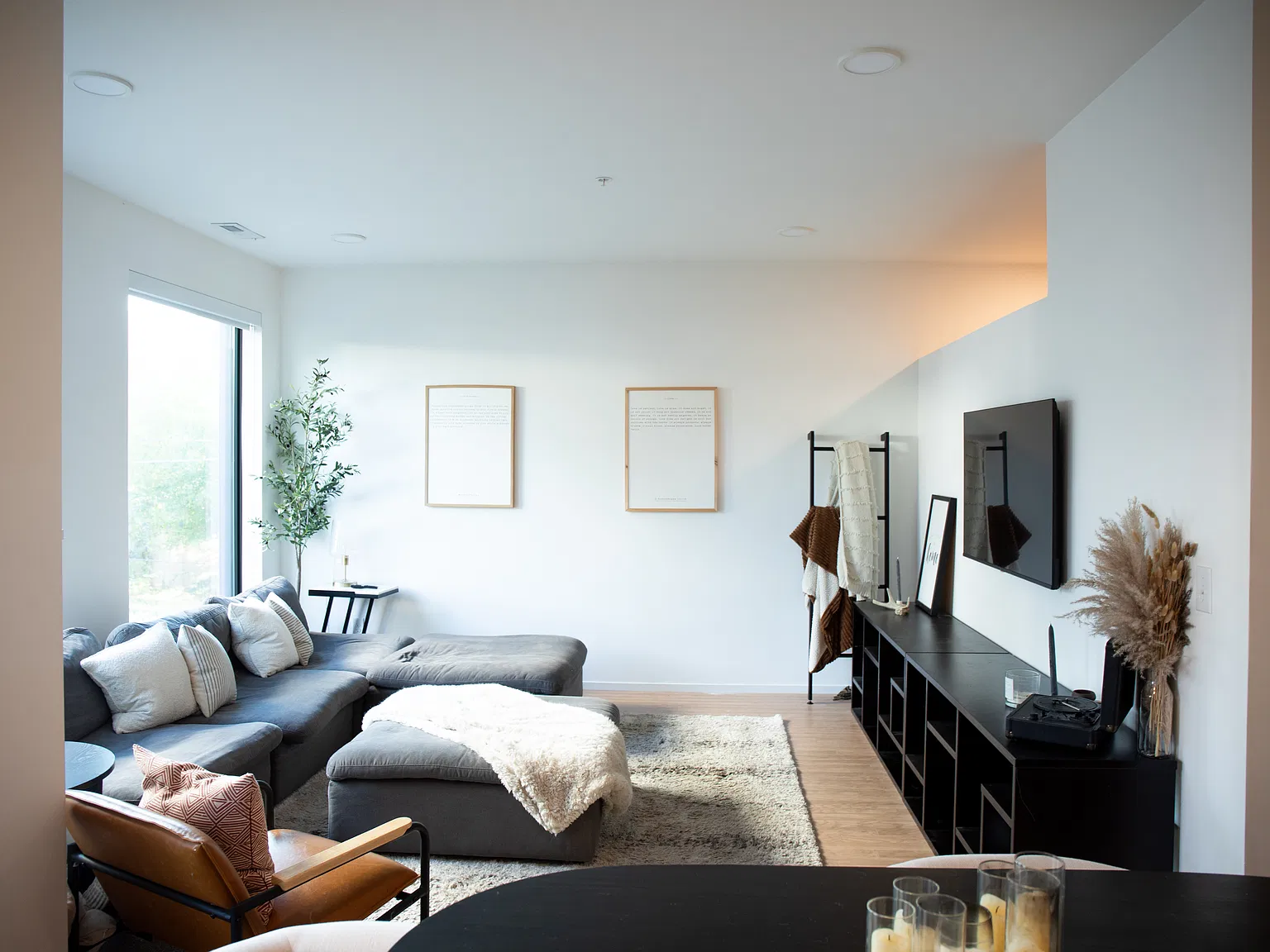1 bed, 735 sqft, $2,300 — Photo 2