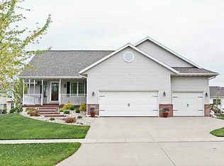 263 Wolf Run, Hiawatha, IA 52233