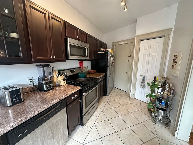 134 Sutherland Rd — Photo 3