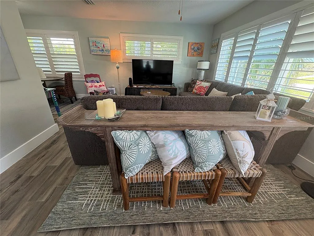 2 bed, 2.0 bath, 915 sqft, $2,295 — Photo 2