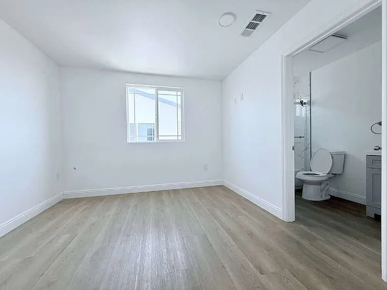 1731 E 68th St #C — Photo 23