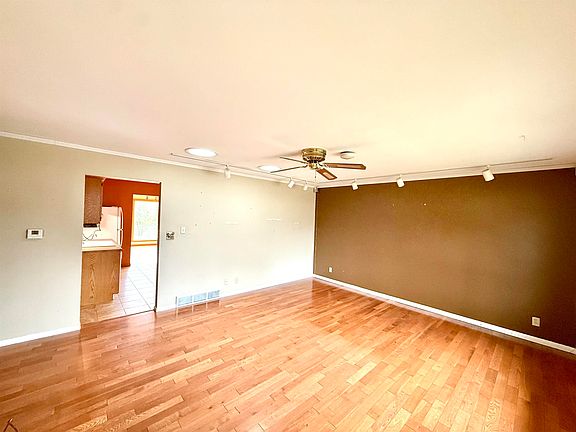3rd image of 402 Elmwood Dr