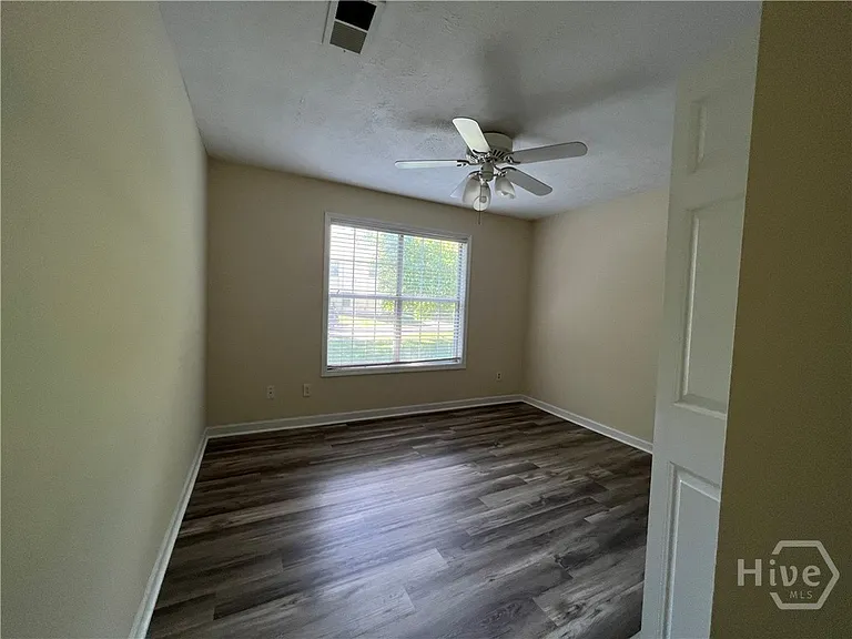 112 White Ter — Photo 2