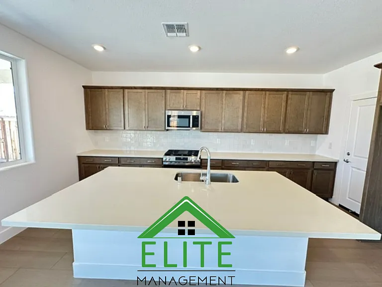 15828 Malibu Dr — Photo 2