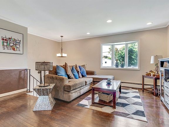 2nd image of 3 Montclair Dr