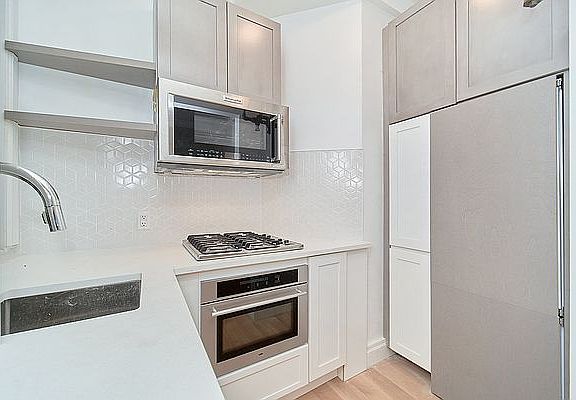 5th image of 135 E 50th St APT 8A