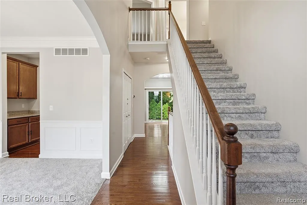 4 bed, 3.5 bath, 3100 sqft, $3,300 — Photo 3