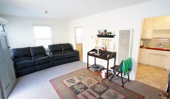 5th image of 723 York Ct