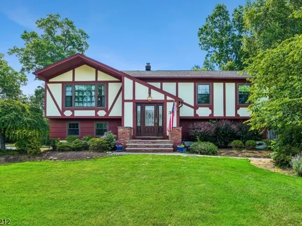 30 Tanglewood Dr, East Hanover Twp., NJ 07936