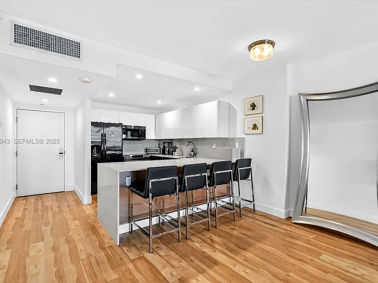 2301 Collins Ave #714 — Photo 5