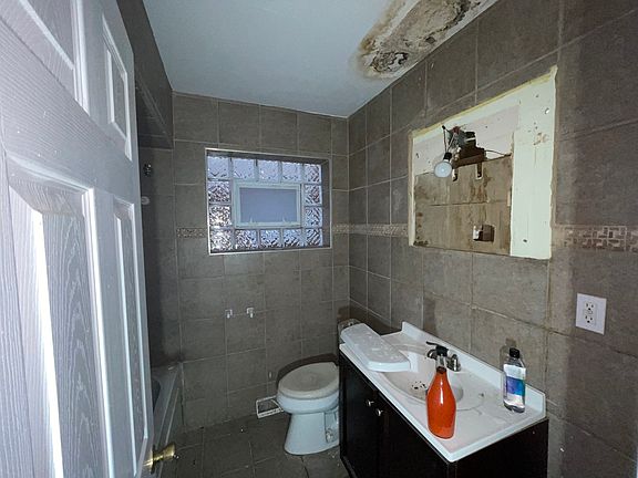 3rd image of 2319 W 115th St