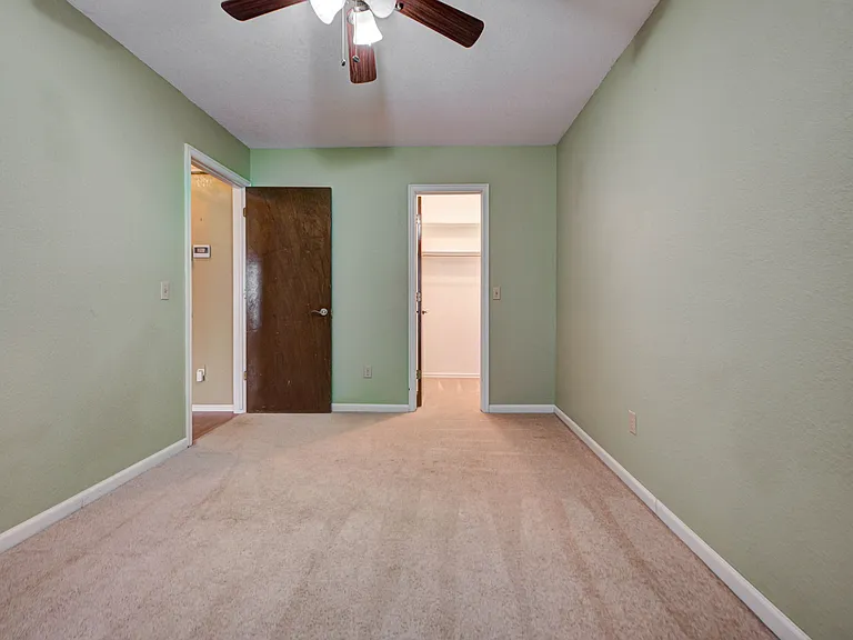 2912 Edinburg Dr — Photo 36