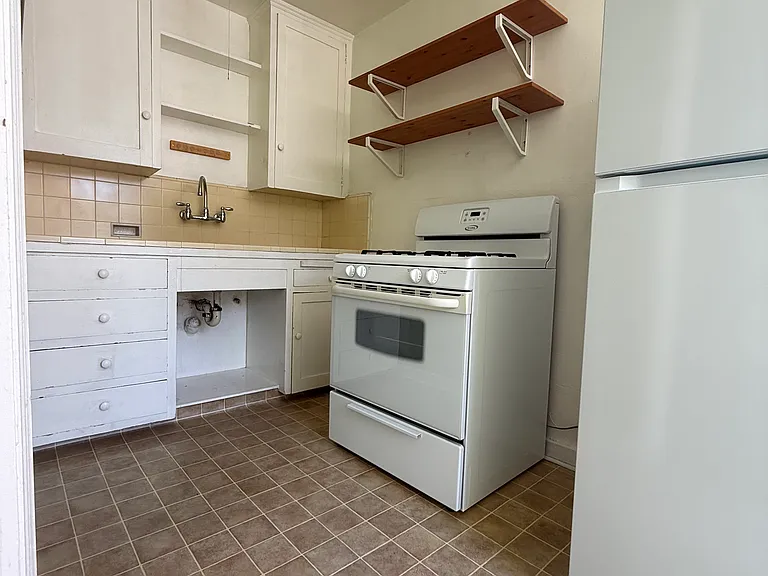 15 N Raymond Ave #12 — Photo 4