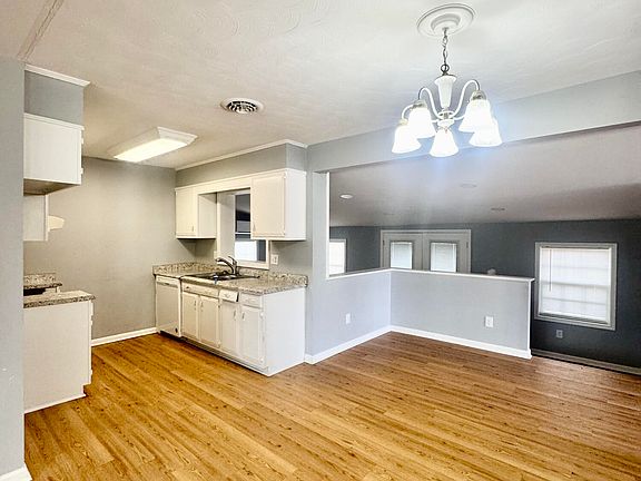 5th image of 105 Yorkshire Drive
