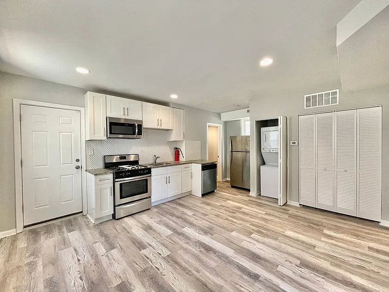 2424 W Iowa St — Photo 3