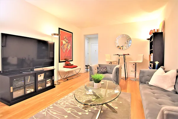 Rented by Buchbinder & Warren | media 16