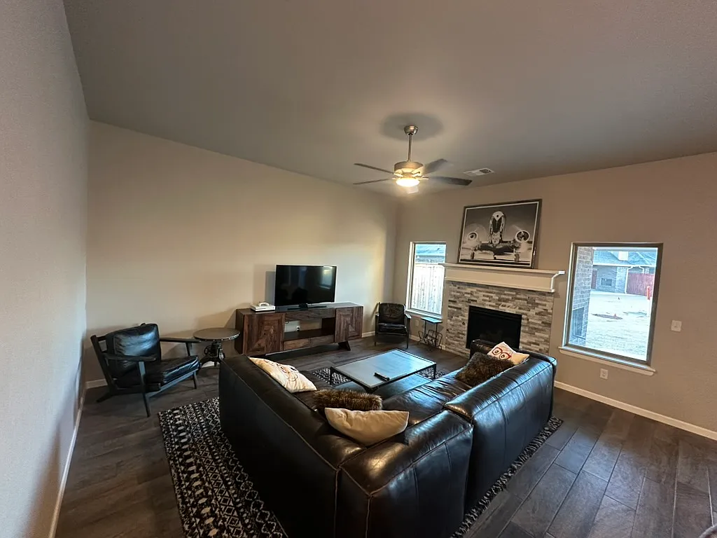 15913 Vermillion Dr - Spacious 4BR in Edmond! - Deer Creek Schools — Photo 3