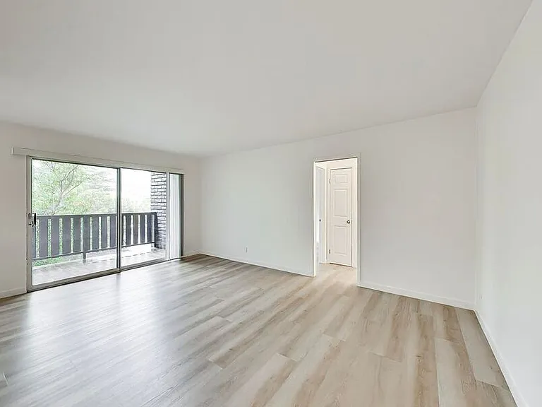 1015 Continentals Way — Photo 6