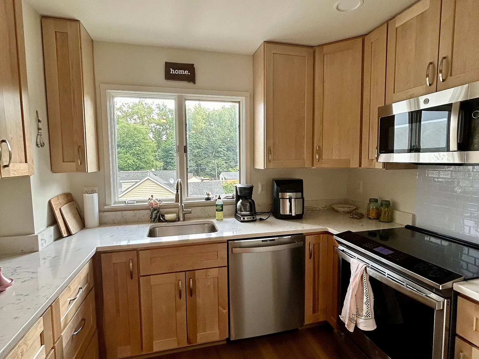 2 bed, 800 sqft, $2,400 — Photo 2