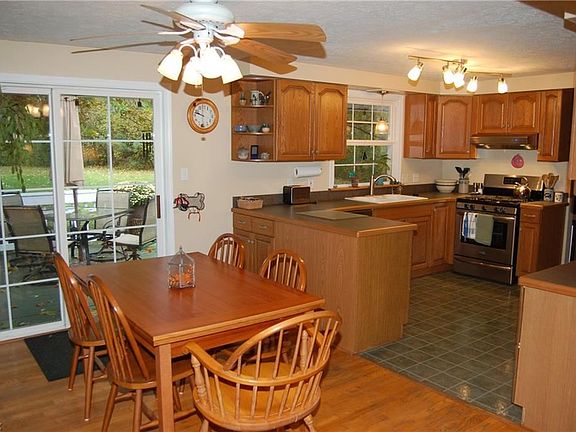 5th image of 25 Sugar Bush Ln