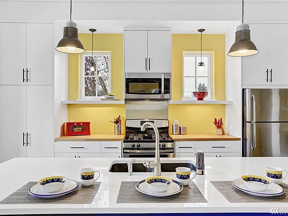 Perfect for entertaining, the main floor boasts 10' ceilings and an ideal kitchen for prepping for mealtime!