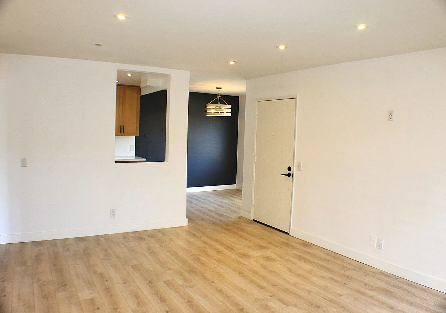 1 bedroom Meadow Lane Condo available for immediate move in — Photo 4