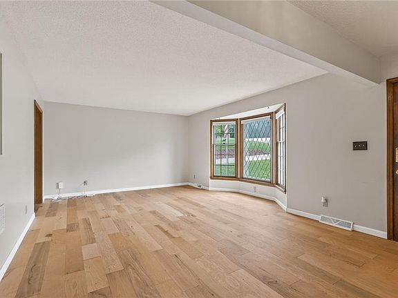 4th image of 6832 Sterling Ave