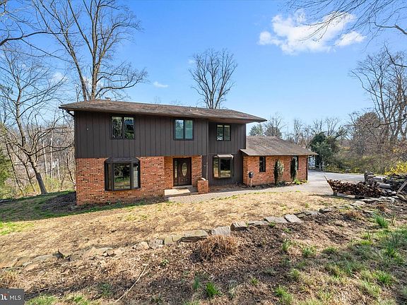 3rd image of 707 Pine Ridge Ln