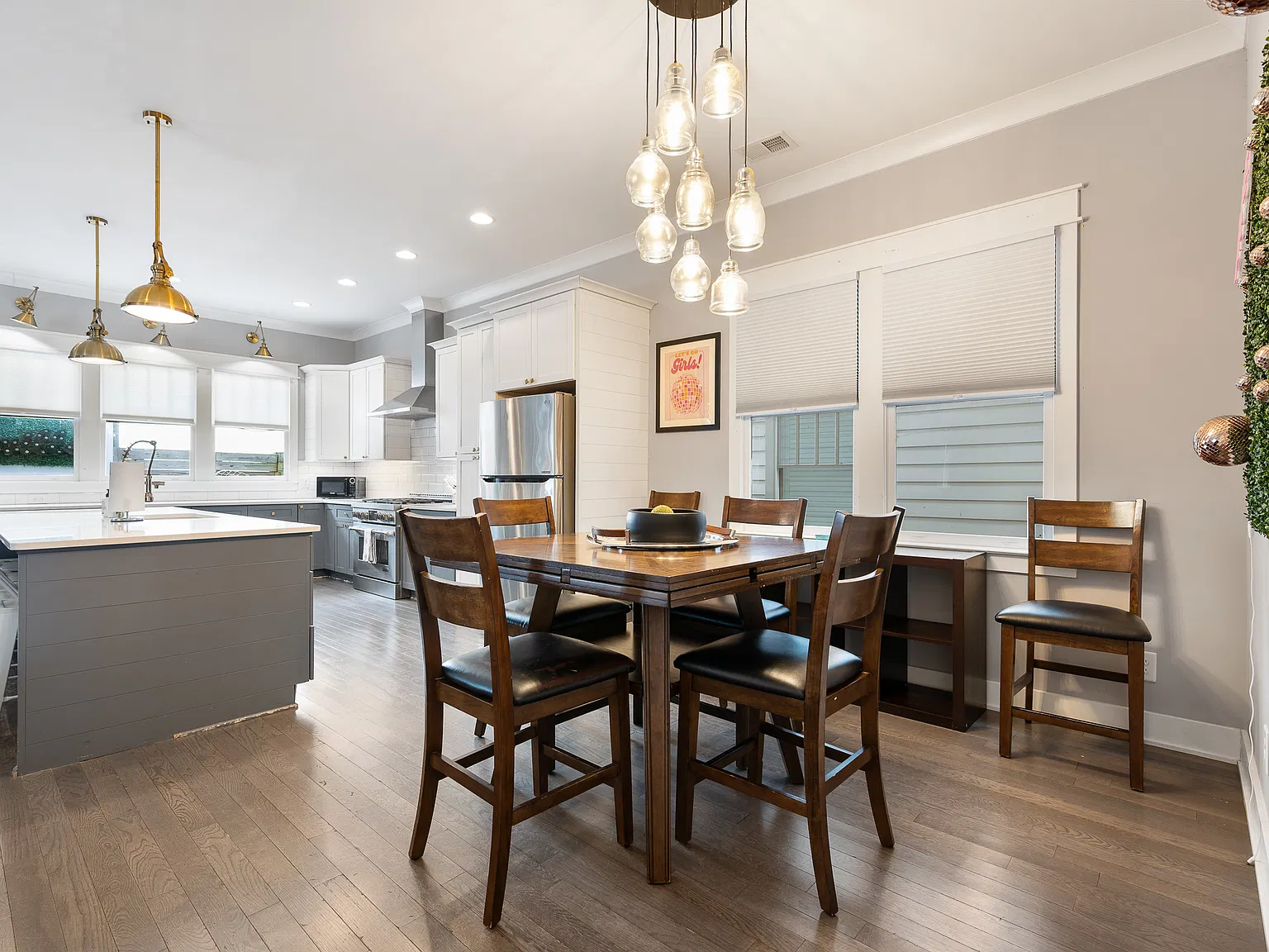 5 bed, 2456 sqft, $4,989 — Photo 2
