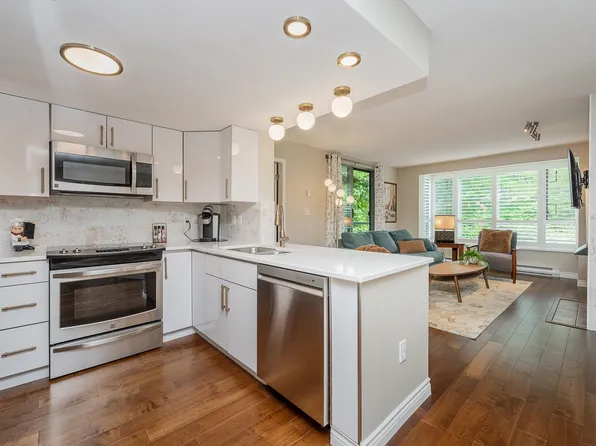 220 Newport Dr #304, Pt Moody, BC V3H 5B8