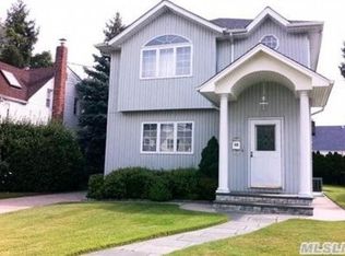 32 Grattan St, New Hyde Park, NY 11040