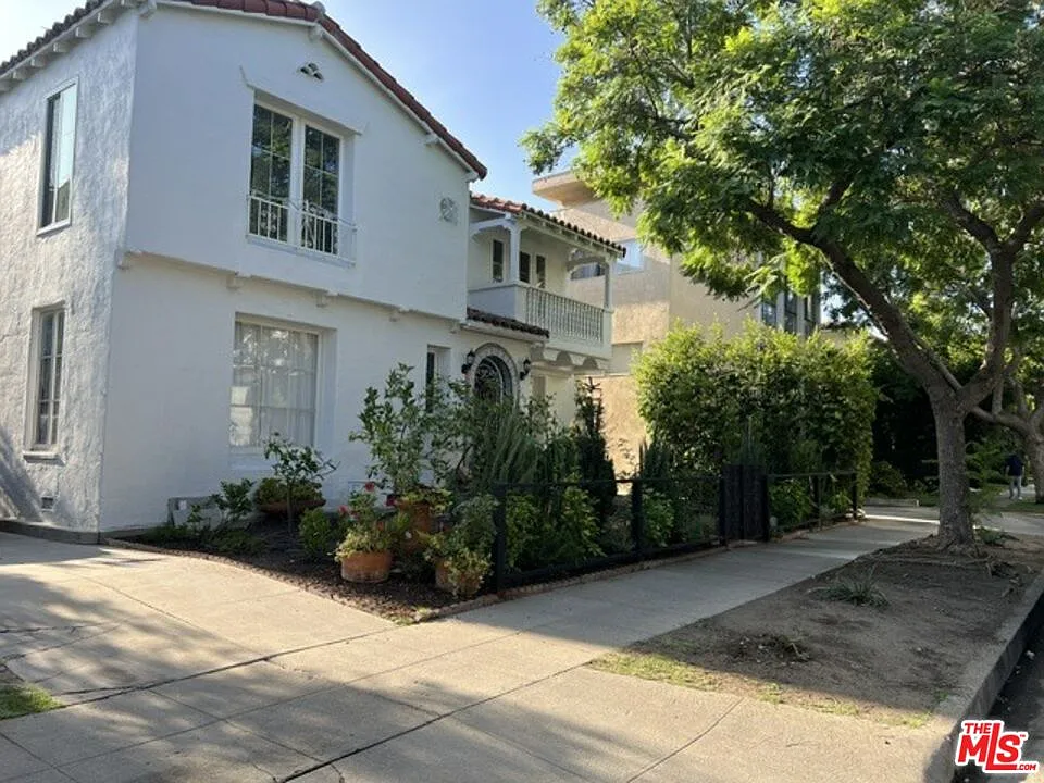 232 N La Peer Dr